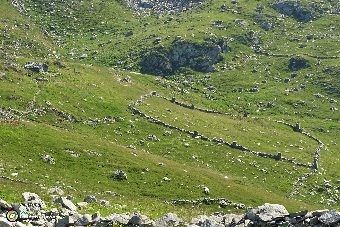 29 Sguardo sul Bivacco Zamboni e il suo grande recinto di pietre.JPG